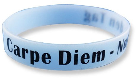 EKNA Silikonarmband nachts grün Leuchtend mit Texten Wristband Glow in The Dark Silikon-Armband (Hellblau, Carpe Diem - Nutze den Tag)
