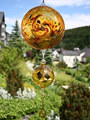 Fensterbild mit Lichtmühle und Tropfen bernstein