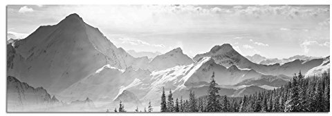 Leinwandfoto als Panorama SCHWARZ/WEISS 120x40cm Berge Wald Schnee Wolken Sonnenstrahlen