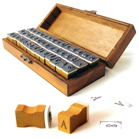 Ganzoo Holzstempel Alphabet Set 42-teilig mit Ziffern und Sonderzeichen, Gummifläche, Holz dunkelbraun, Stempel in rustikaler Holzbox mit Metallverschluss 160 x 60 x 34 mm, Stempelgröße 24 x 14 x 9 mm