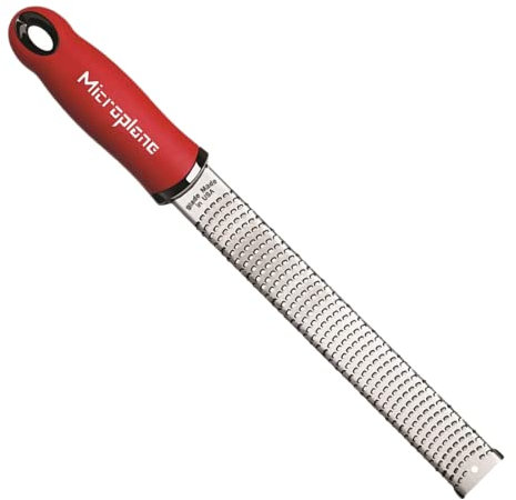 Microplane Zester Küchenreibe in Rot für Zitrusfrüchte, Hartkäse, Ingwer, Schokolade & Muskatnuss mit feiner Edelstahlklinge - Made in USA