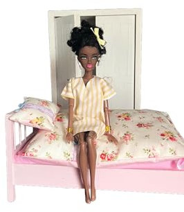 Emily's Boutique 4-teiliges Pyjama-Set für Barbie/Cindy/Große Puppen, mit passender Bettdecke und Kissen (handgefertigt in Großbritannien)