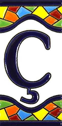 Insegna con numeri e lettere fatte di piastrelle di ceramica policroma, dipinte a mano con la tecnica cuerda seca, nomi indirizzi e segnaletica. Testo personalizzabile. Disegno MOSAICO MEDIANO 10,9 cm x 5,4 cm. (LETTERA Ç)