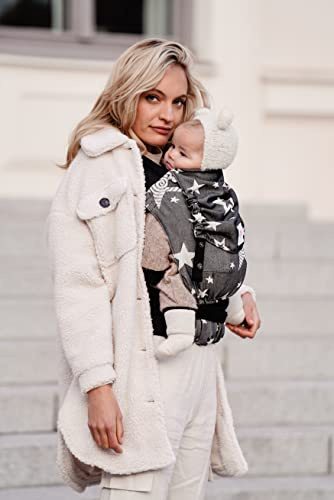 KOKADI Babytrage TaiTai Diorite Stars (Unisize) – Ergonomisch, sicher & kuschelweich, handgefertigt aus 100% Bio-Baumwolle – Ab Geburt bis 15 kg, perfekt für größere Eltern und Babys – Grau/Muster