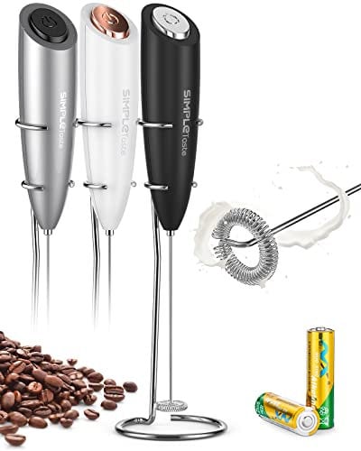 SIMPLETASTE Schiumalatte Frustino Montalatte Elettrico a Batterie, Mixer per Drink con Frustino in Acciaio Inox e Supporto, Schiumino per Caffè Schiumoso, Cappuccino, Latte Macchiato (Nero Opaco)