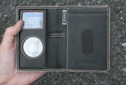 Tunewear Prie Tunewallet für iPod Nano schwarz/Weiss