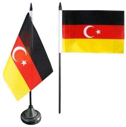 Flaggenfritze Tischflagge Deutschland-Türkei 10 x 15 cm, deutsch-türkische Flagge, reißfestes Polyester, farbintensiver Siebdruck, kleine Fahne mit Kunststoff-Sockel
