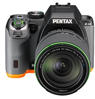 Pentax K S2 Kit Obiettivo 18 135WR, Display LCD Orientabile da 3, Connettività Wi Fi ed NFC, Nero/Arancio