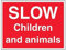 VSafety Schild mit englischer Aufschrift „Slow, Children And Animals“ – Querformat – 400 mm x 300 mm – 1 mm starrer Kunststoff