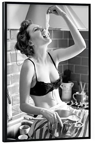 artboxONE Poster mit schwarzem Rahmen 60x40 cm Essen & Trinken Spaghetti Lover - Bild Woman Essen Female