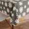 Encasa XO Bedruckte Tischdecke 140x230 cm für 6 to 8 Seater Esstisch, 100% Baumwolle, maschinenwaschbar, strapazierfähig, rechteckig, für Zuhause, Restaurant, Bankett - Daisy Grey