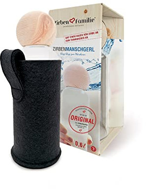 Zirben Familie® Original ZirbenKugel Trinkflasche 600ml | Verleiht dem Wasser eine besondere Note | Flasche aus Glas mit Zirbenkugel und Filzschutzhülle aus Schurwolle | Wasserflasche für unterwegs