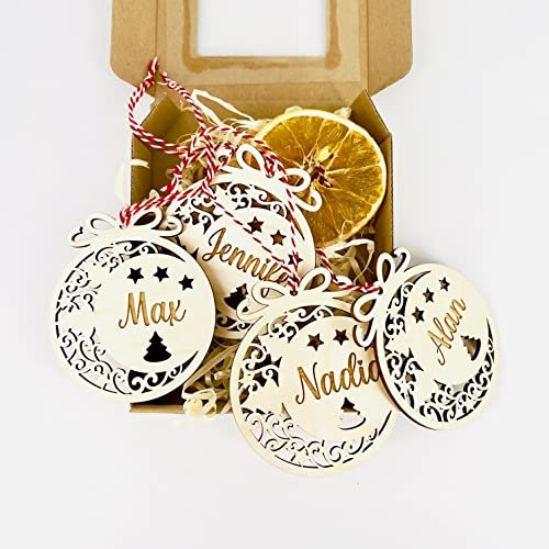 decoresca - Personalisierte Weihnachtskugel aus Holz mit Name - Weihnachtsbaum Deko – Weihnachtsdekoration – graviert - Weihnachtsbaumanhänger – 9 cm - Satz von 4 Stück
