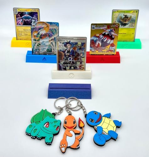 Présentoir de cartes Pokémon TCG - Pack de 6 supports TCG compatibles avec pochettes et top-loader + 3 porte-clés Pokémon initiaux - Accessoires pour cartes à collectionner et cadeau pour fans