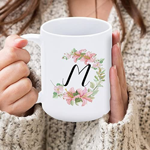 Yelolyio Kaffeetasse mit Monogramm, Anfangsbuchstabe M mit Lilie, weiß, Keramik, 425 ml, Anfangsbuchstabe, lustige Kaffeetasse, Porzellan, humorvolle Kaffeetasse für Mutter, Vater, Freunde,