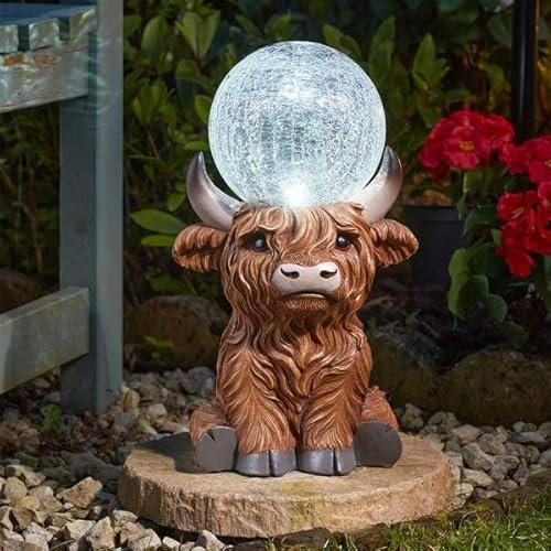 Garden Mile Hochlandkuh Gartenornamente mit solarbetriebenem LED-Licht – Große Outdoor-Kuh-Figur aus Kunstharz, solarbetrieben, knisternde Kugel, Gartendekorationen, Solar-Tier