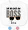 Baby Lätzchen „Ich bin jetzt der Boss“ mit Namen personalisiert für Mädchen & Jungen - mit Klettverschluss – Spucktuch Latz Kinderlätzchen – Baby-Geschenke Taufgeschenke (Saum Weiß, Grau)