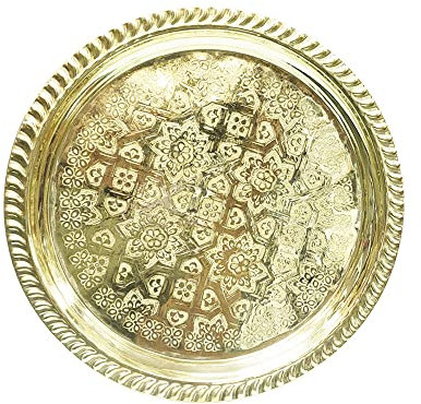 Plateau marocain martelé à la main en laiton doré. Idéal pour compléter votre service à thé, fruits ou cérémonie de bougie ou touche de décoration orientale. Dimensions approximatives : 33 cm