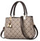 SODOLLEE Handtasche Damen Elegant Henkeltasche mit Exquisiter Anhänger PU Leder Frauen Umhängetasche Ahornblatt Schultertasche für Reisen Shopper Arbeiten Braun Griff A