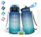 Gourde- 500ml- Gourde Enfant, Gourde avec Paille, Anti-Fuite, Gourde Sport avec Marqueur de Temps, Gourde Motivation pour Garçons&Filles, Bouteille d'eau pour l'École, Voyage, Velo, Camping, Bleu-Vert