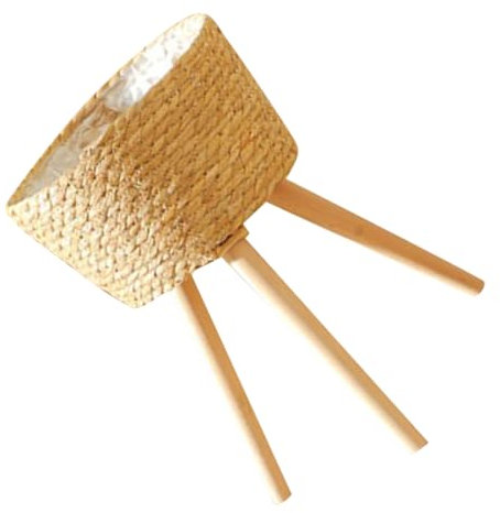 PHENOFICE Holz Pflanzenständer Mit Geflochtenem Korb Stabiler Dreibeiniger Blumentopfhalter Natürlicher Übertopf Für Innenraum Balkon Und Wohnzimmer Praktischer Pflanzstuhl Für Topfpflanzen