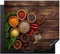 KitchenYeah© Herdabdeckplatte Einteilig Ceranfeld Abdeckplatte für Induktionsschutz Ceranfeldabdeckung Vinyl Herdabdeckplatten Kräuter - Gewürze - Roter Pfeffer - Holzdruck - Stilleben - 58x51 cm