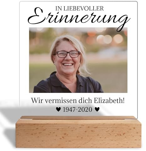 True Statements Trauergeschenk personalisiert mit Foto & Wunschtext „In liebevoller Erinnerung“ - Fotogeschenk für Trauernde, Andenken, Gedenktafel - Acrylglas inkl. Holzaufsteller - 15x18 cm
