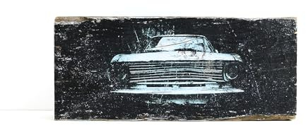 Upcycling Kunst auf altem Holz – Fotodruck eines Kadett B Oldtimers auf Vintage Dachbalken