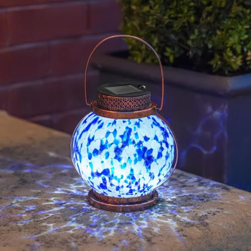 Festive Lights - Lanterne solaire en verre bleu et blanc de 17,5 cm - Ampoule LED lumineuse, panneau rechargeable - IP44 à suspendre pour table de jardin, allée et pergola - Lumière mosaïque - Poignée
