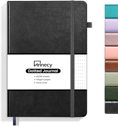 Annecy Nummeriertes Bullet Dotted Journal Notizbuch, Medium, 5,5 x 8,25, 160 Seiten, 100 g/m², Schreibpapier, A5, schwarzer Kunstlederbezug mit Stiftschlaufe