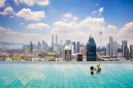AluVerbund-Bild 90 x 60 cm: Swimmingpool auf dem Dach mit schöner Aussicht auf die Stadt Kuala Lumpur, Malaysia.(69671084)
