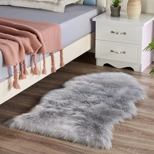 HARESLE Grau Kunstfell Teppich,Kleiner Teppich Wohnzimmer,Lammfell Teppich Waschbar,Teppich Weich Grau,Fell Bettvorleger Schlafzimmer,Hochflor Teppich Waschbar(Grau-Unregelmäßig, 60x120 cm)