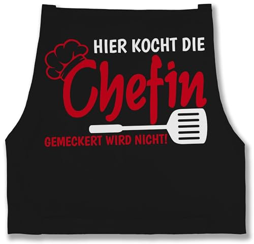 Schürze - Kochschürze - Damen 1 - Hier kocht die Chefin gemeckert wird nicht - 85x69 - Schwarz - köchin geschenk küchenschürze koch chefköchin kochschürzen für sie lustig kochschuerze