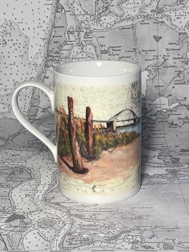 Thomas Kubitz Fine Art Porzellantasse mit Leuchtturm Staberhuk auf Fehmarn mit Fehmarnsundbrücke