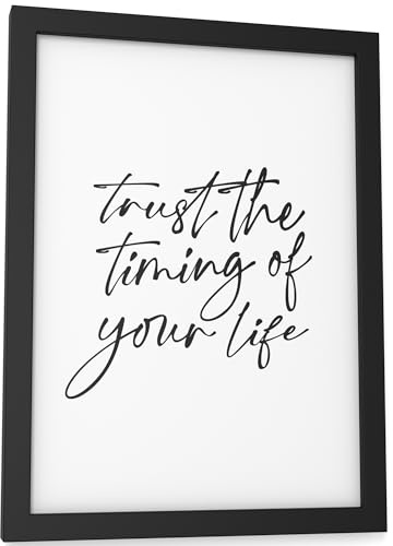 Papierschmiede® Bilder Home Kunstdruck mit Rahmen in A5 (15x21 cm) Spruch Zuhause Bild Wanddeko in schwarz weiß, Sprüche für Wohnzimmer Büro Küche, Trust The Timing