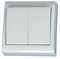 Doble conmutador de superficie blanco, 2 vías, instalación fácil, permite controlar luces desde dos puntos, ideal para hogares y oficinas.