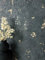 NEWROOM Tapete Schwarz Vliestapete Leicht Glänzend - Betonoptik Modern Gold Anthrazit Beton Putz Betonwand Industrial Glänzend inkl. Tapezier-Ratgeber