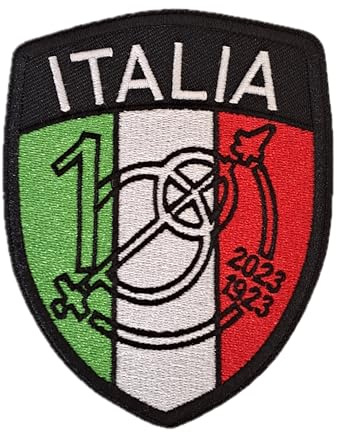 Patch Italia Scudetto Tricolore 100° Anniversario 1923‑2023 Ricamata Termoadesiva – Toppa Bandiera Italiana per Giubbotti Moto, Gilet Biker, Abbigliamento, Zaini, Jeans – 10x8 cm