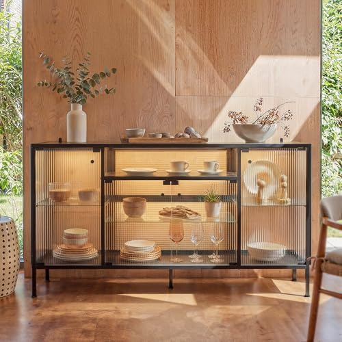 DEZAGCE Glasvitrine-Sideboard mit LED & Eisenrahmen, 150 × 80 cm | Beleuchtete Glasvitrine · Robuster Eisenrahmen · Einlegeböden · Deko, Gläser und Sammlungen