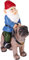 BRUBAKER Gartenzwerg mit Hund - Zwerg reitet mit Sattel auf Mops - Gartenfigur Lustig - Dekoration Wetterfest für Garten Campingplatz Hundebesitzer - Gartendeko für außen - 26 cm groß