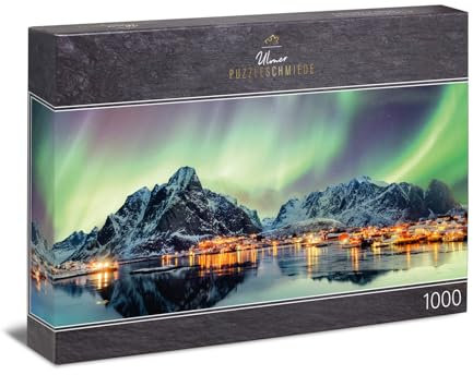 Ulmer Puzzleschmiede - Panorama-Puzzle 1000 Teile Lichtertanz des Nordens - norwegisches Puzzlemotiv mit Nordlichtern am Nachthimmel über Fischerdörfern auf Lofoten, Norwegen