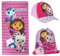 Set Infantil de Gabby´s Dollhouse - Color Rosa y Lila - Incluye Saquito de Tela, Toalla y Gorra - Estampado de Gabby, Pandy Paws y Kitty Fairy - Producto Original Diseñado en España