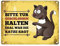 Metallschild mit Katze Motiv und Spruch: Bitte Tür geschlossen halten egal was die Katze sagt