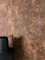 NEWROOM Tapete Braun Vliestapete Beton - Betontapete Modern Rost Grau Putz Lava Naturstein Industrial Glanz Metallic inkl. Tapezier-Ratgeber