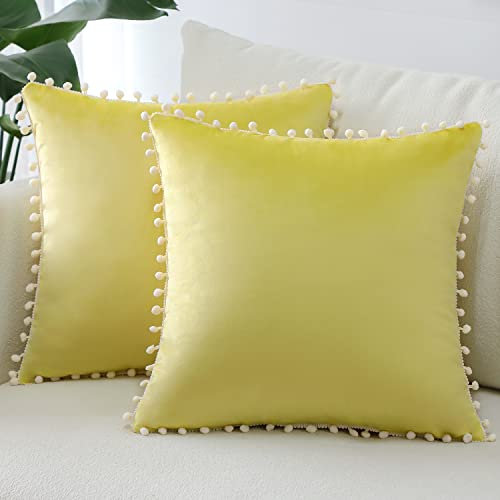 Sungeek Confezione da 2 Federe Cuscini Decorativi Copricuscini Divano in Morbido Velluto con Pon Pon Fodere per Cuscini per Divano Letto Soggiorno Camera da Letto (45x45cm, Limone Giallo)