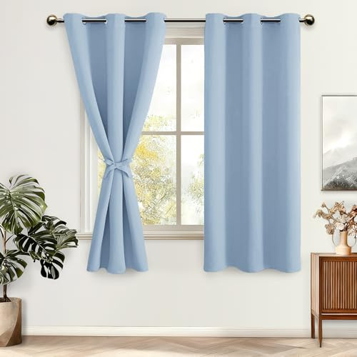 DWCN Verdunklungsvorhänge mit Ösen Blickdicht Vorhänge Kurz mit Raffhalter | Hell Blau, H137xB117cm, Gardinen mit Ösen 2 Stücke Thermovorhang Abdunkelnde Vorhang Kälteschutz Wohnzimmer Schlafzimmer