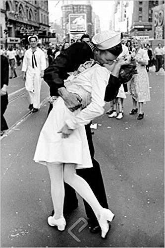 Eisenstaedt, Alfred Kissing on VJ Day Poster schwarz-weiss Foto Liebe Küssendes Paar Paare Matrose 61x91,5 cm + 1 Ü-Poster der Grösse 61x91,5cm