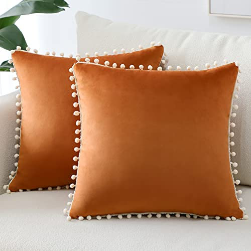 Sungeek 2er Set Samt Kissenbezüge, Weich Kissenbezug mit Pompons Dekorativ Zierkissenbezüge Dekokissen Sofakissen Couchkissen Deko Kissenhülle für Sofa Schlafzimmer Wohnzimmer (45x45 cm, Orange)