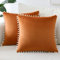 Sungeek 2er Set Samt Kissenbezüge, Weich Kissenbezug mit Pompons Dekorativ Zierkissenbezüge Dekokissen Sofakissen Couchkissen Deko Kissenhülle für Sofa Schlafzimmer Wohnzimmer (45x45 cm, Orange)