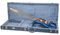 Crossrock Relief Series-Holzkoffer für Jazzmaster-/Jaguar-Modelle E-Gitarren, mit stark strukturierter Oberfläche, Kunstfell in Nerzoptik, Edelstahlverschlüssen – Rauchblau (CRW630JMSB)